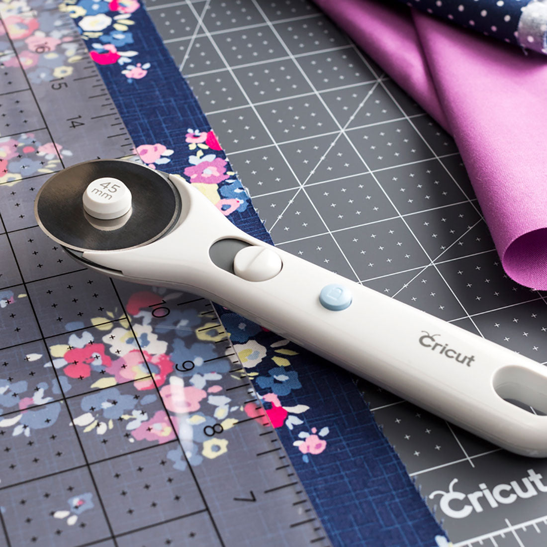 2004669 - Cricut Rotary Cutter (45mm) .