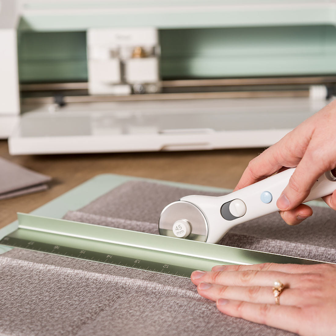 2004669 - Cricut Rotary Cutter (45mm) .