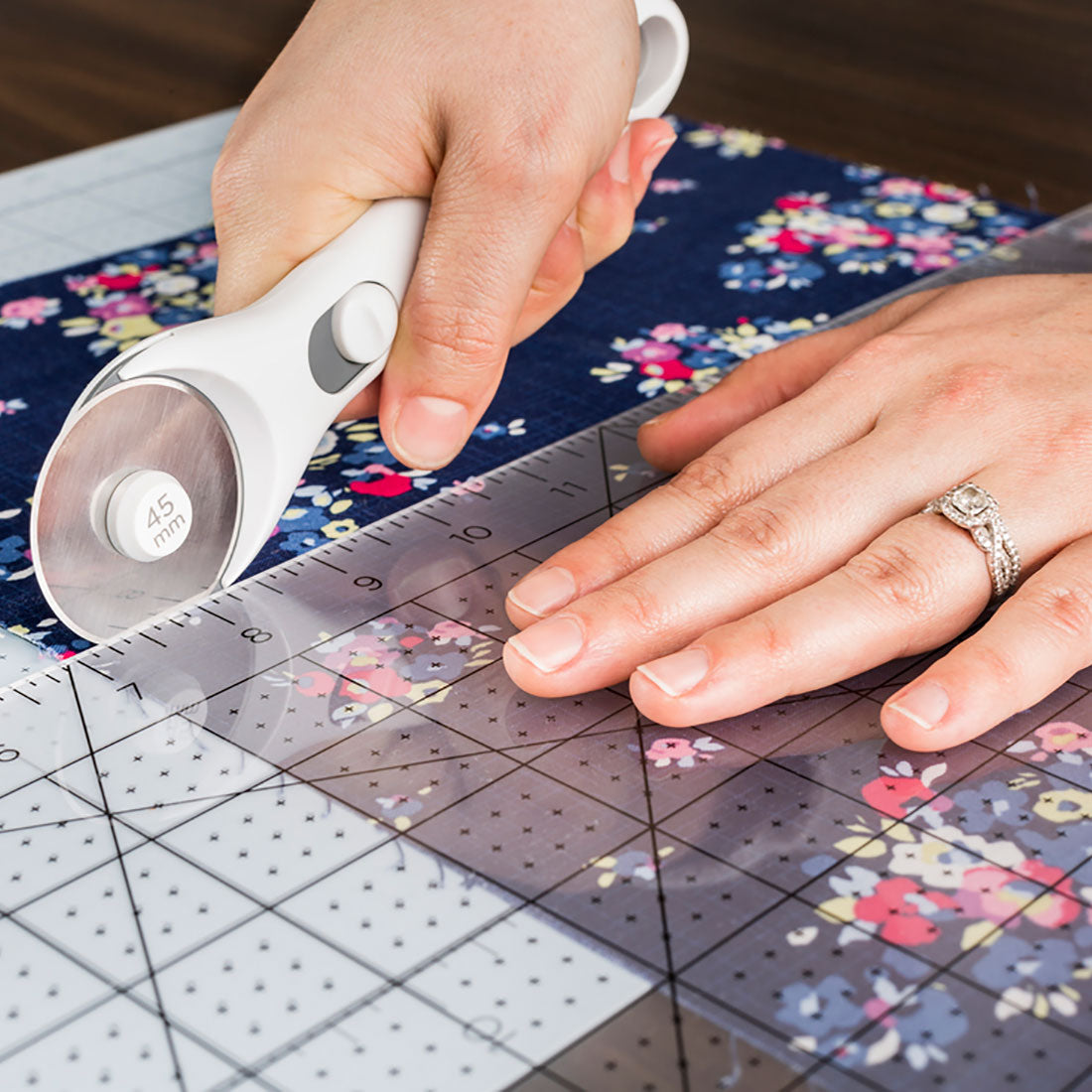 2004669 - Cricut Rotary Cutter (45mm) .